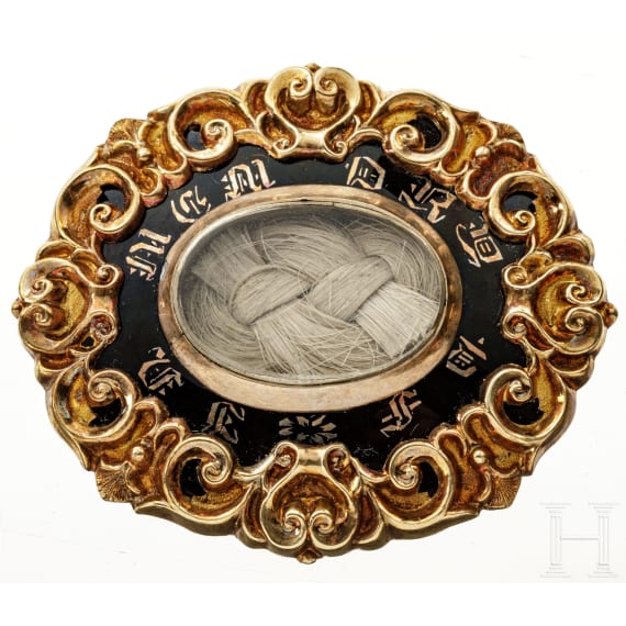 Gold-Gedenkbrosche, drei Broschen und drei Medaillons, eine England, datiert 1867, weitere Frankreich, Italien, 1920 und sp&auml;ter