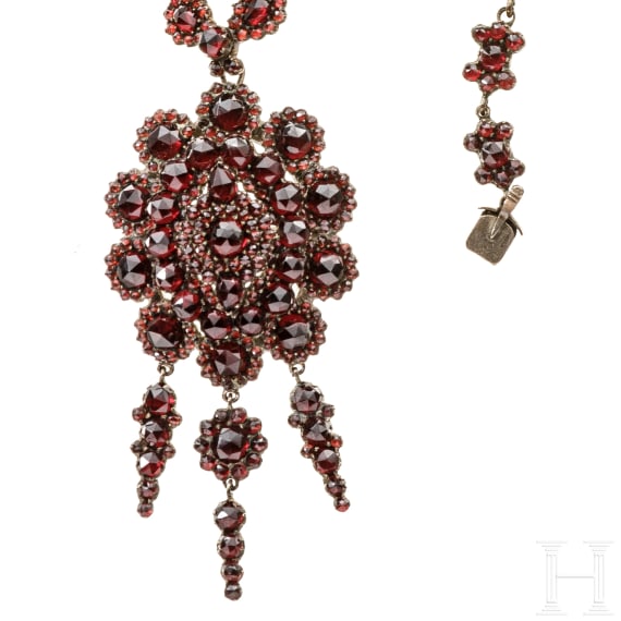 Collier und Anh&auml;nger mit b&ouml;hmischen Granaten, um 1880/1900