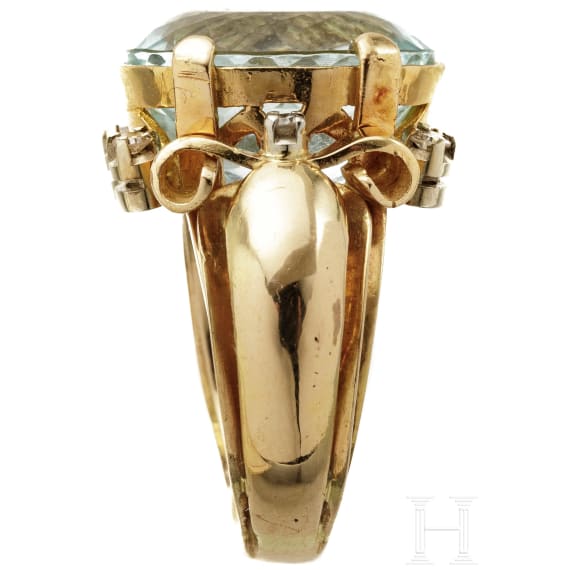 A gold and aquamarine ring