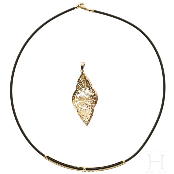 Kette mit Goldelementen und Gold-Anh&auml;nger