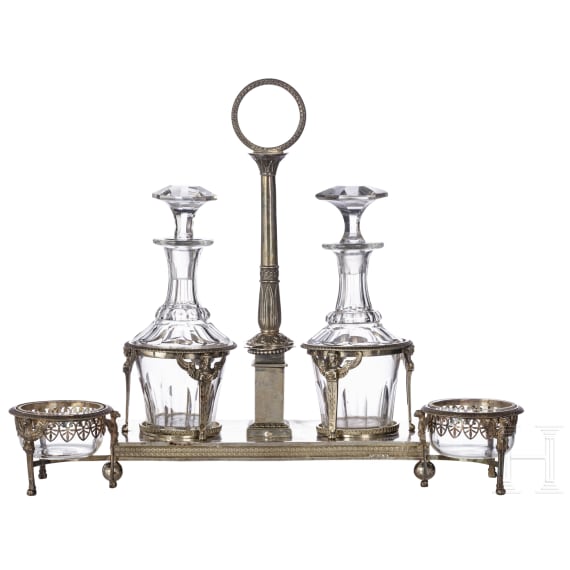 Silberne M&eacute;nage mit zwei Glaskaraffen und einem Paar Gew&uuml;rzsch&auml;lchen, Frankreich, zwischen 1798 und 1809