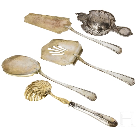 Silbernes Set von Geb&auml;ckschaufel, Torten- und Spargelheber sowie Teesieb und Schauml&ouml;ffel, deutsch, fr&uuml;hes 20. Jhdt.