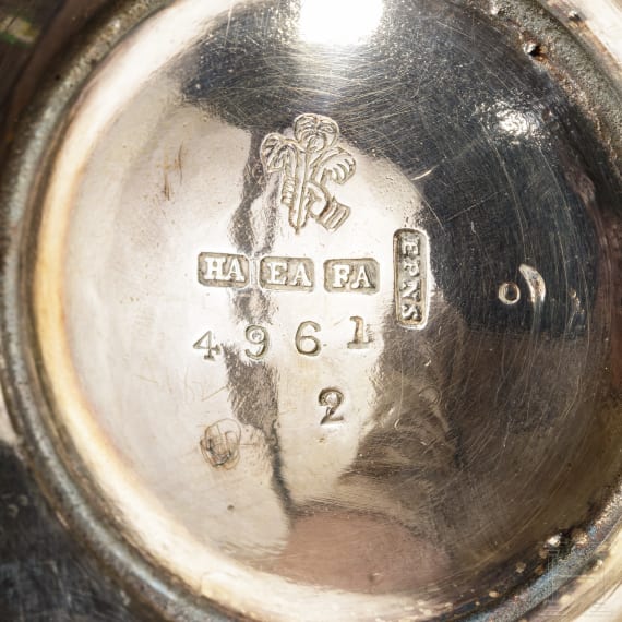 "Queen's Plate"-Teekanne mit St&ouml;vchen, Mappin Brothers, Sheffield, 20. Jhdt.