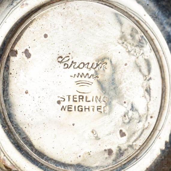 "Queen's Plate"-Teekanne mit St&ouml;vchen, Mappin Brothers, Sheffield, 20. Jhdt.