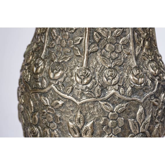 Silbervase, silberner Tisch- und zwei silberne Weinuntersetzer, um 1900 - 1965