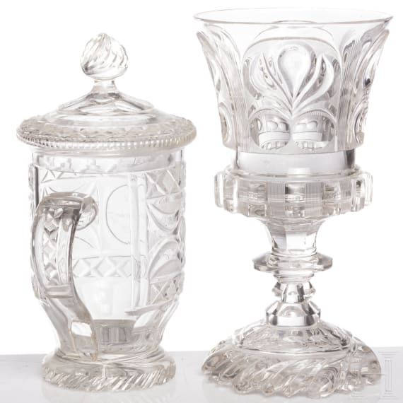 Fu&szlig;pokal und Deckelbecher mit Schliffdekor, Neuwelt, um 1840