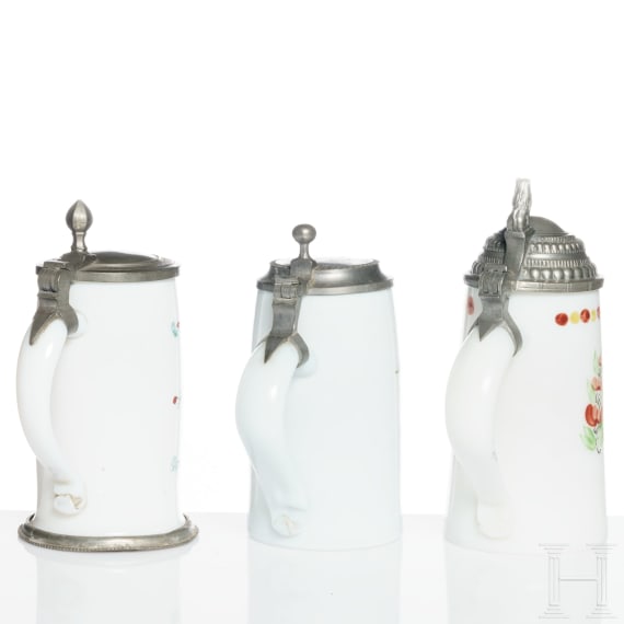 Drei Milchglaskr&uuml;ge mit Zinnmontierung, deutsch/B&ouml;hmen, um 1800