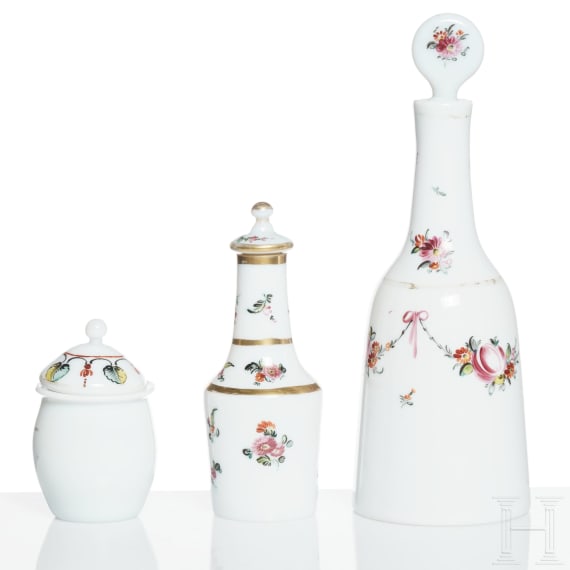 Zwei Milchglaskaraffen mit St&ouml;psel und Deckelgef&auml;&szlig;, B&ouml;hmen, Anfang 19. Jhdt.