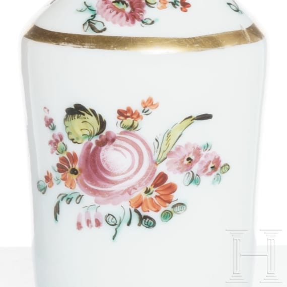 Zwei Milchglaskaraffen mit St&ouml;psel und Deckelgef&auml;&szlig;, B&ouml;hmen, Anfang 19. Jhdt.