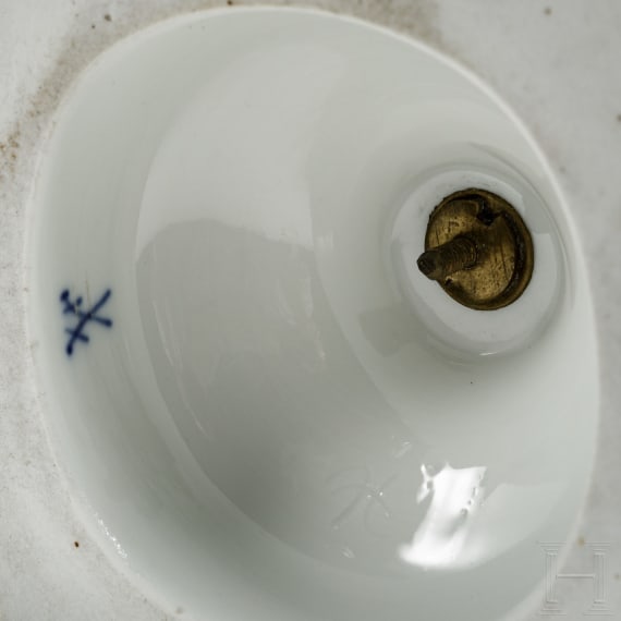 Vase im Stil des Empire, dazu eine Skulpturengruppe, deutsch, 20. Jhdt.