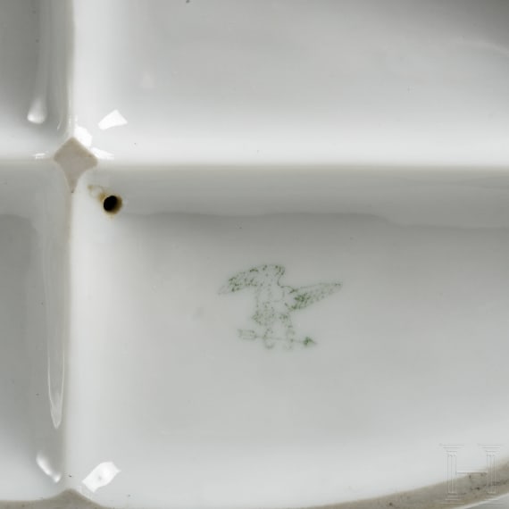 Vase im Stil des Empire, dazu eine Skulpturengruppe, deutsch, 20. Jhdt.