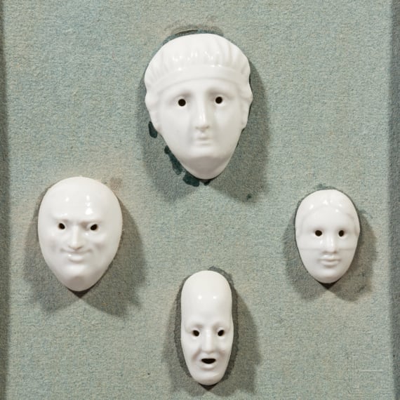 Klassizistischer Rahmen mit Porzellan-Maskarons, Entwurf August G&ouml;hrings (1891 - 1965), Nymphenburg, 20. Jhdt.