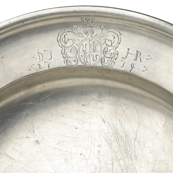 Ein Satz von sechs barocken Zinntellern und einer Platte, Frankfurt, datiert 1739
