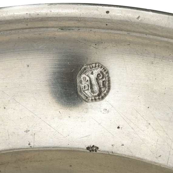 Ein Satz von sechs barocken Zinntellern und einer Platte, Frankfurt, datiert 1739