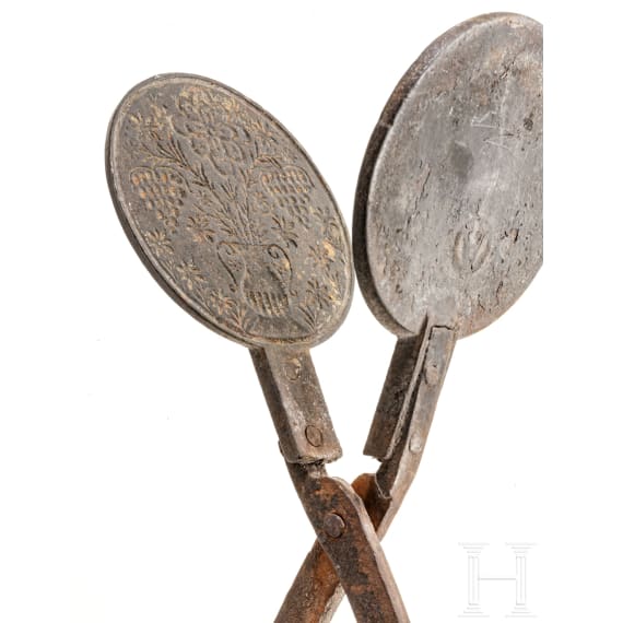 Drei schmiedeeiserne Waffeleisen, deutsch, um 1800