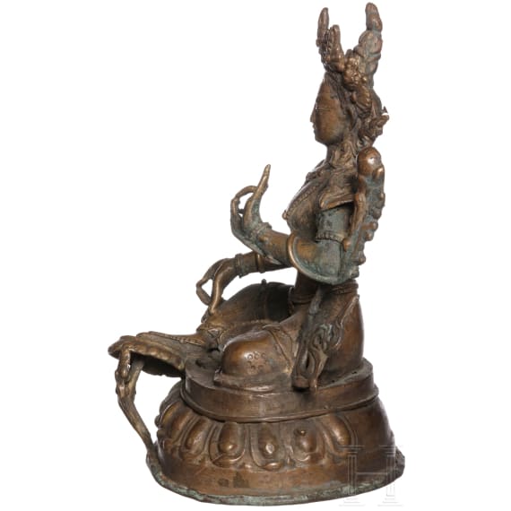 Bronzestatuette der sitzenden Tara auf Sockel, China, 19. oder fr&uuml;hes 20. Jhdt.