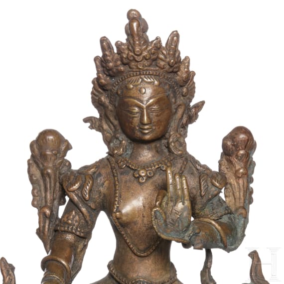 Bronzestatuette der sitzenden Tara auf Sockel, China, 19. oder fr&uuml;hes 20. Jhdt.