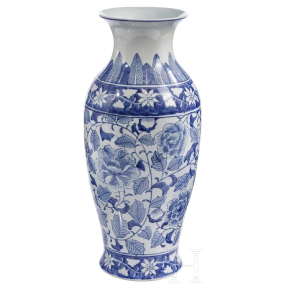 Bodenvase mit blau-wei&szlig;er Unterglasurmalerei, China, 19. - 20. Jhdt.