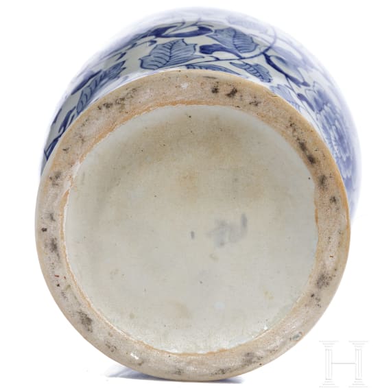 Bodenvase mit blau-wei&szlig;er Unterglasurmalerei, China, 19. - 20. Jhdt.