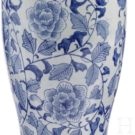 Bodenvase mit blau-wei&szlig;er Unterglasurmalerei, China, 19. - 20. Jhdt.