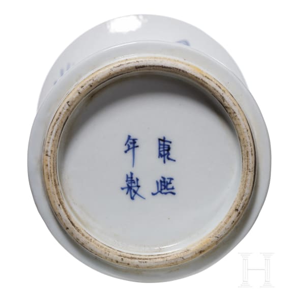 Wei&szlig;-blaue Gu-Vase, China, 20. Jhdt.