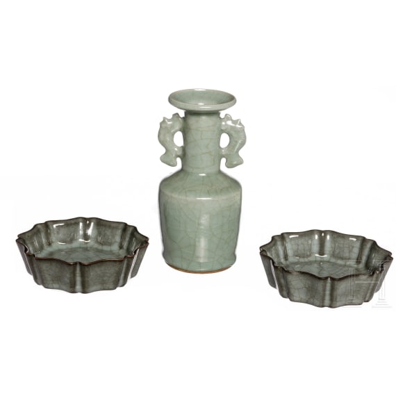 Ein Paar Longquan Sch&auml;lchen und eine kleine Longquan "Mallet" Vase, China, 20. Jhdt.