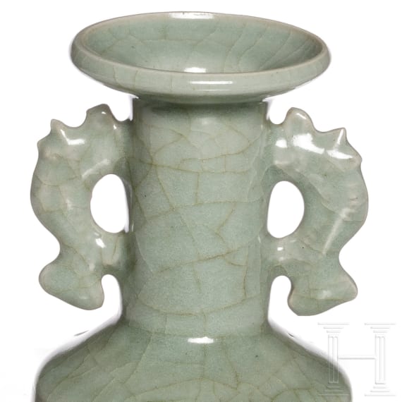 Ein Paar Longquan Sch&auml;lchen und eine kleine Longquan "Mallet" Vase, China, 20. Jhdt.