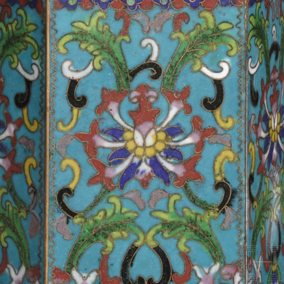 Emaille-Teekanne und zwei kleine V&auml;schen, Ostasien (zwei), 20. Jhdt.