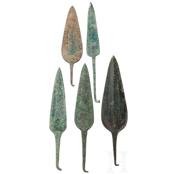 F&uuml;nf bronzene Spitzen f&uuml;r Wurfspie&szlig;e, Luristan, Westiran, 10. - 9. Jhdt. v. Chr.