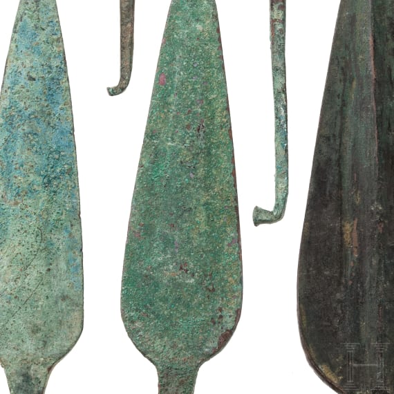 F&uuml;nf bronzene Spitzen f&uuml;r Wurfspie&szlig;e, Luristan, Westiran, 10. - 9. Jhdt. v. Chr.