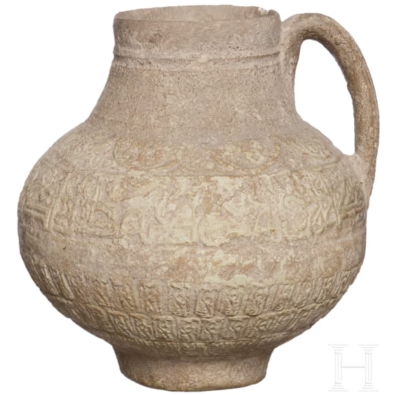 Einhenkelkrug mit Reliefdekor, Persien, 12. - 13. Jhdt.