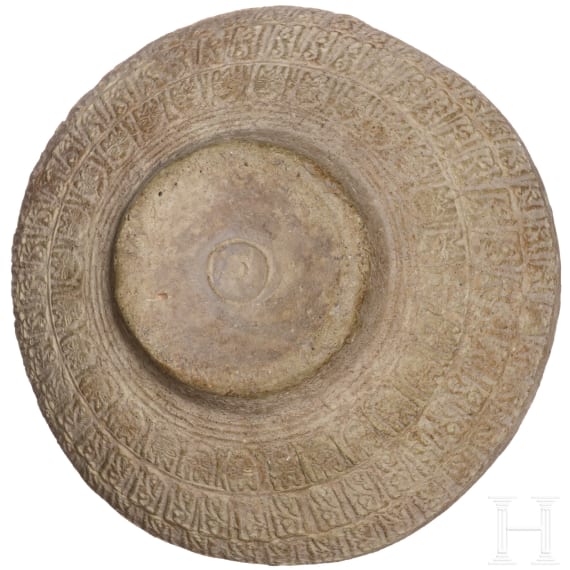 Einhenkelkrug mit Reliefdekor, Persien, 12. - 13. Jhdt.