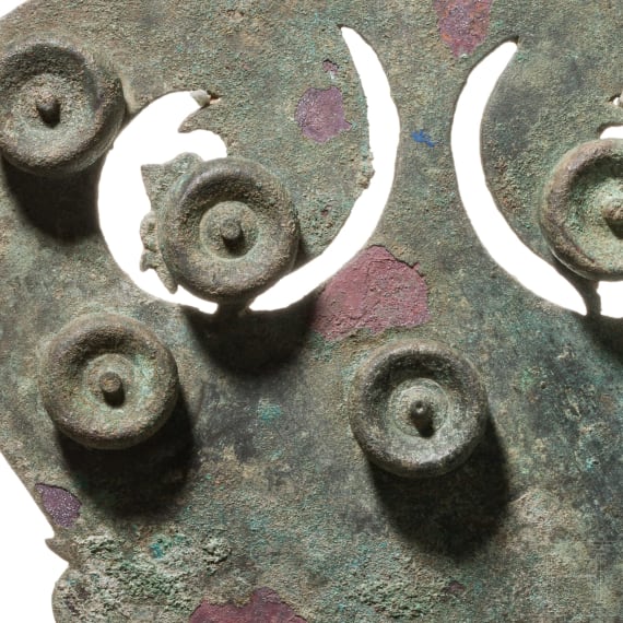 Seltener großer Bronzebeschlag auf Sockel, römisch, 2. - 3. Jhdt.