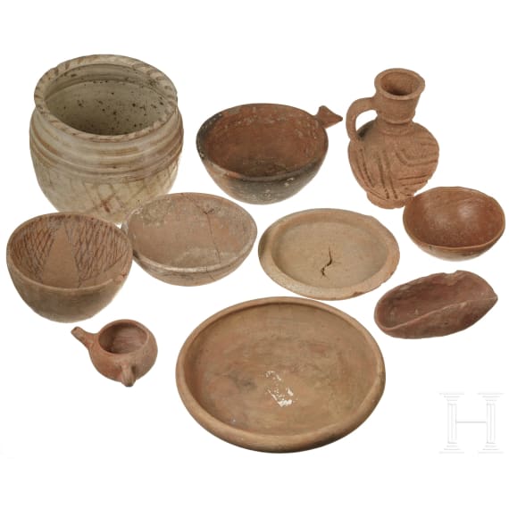 Zehn Keramikgefäße, unter anderem römisch