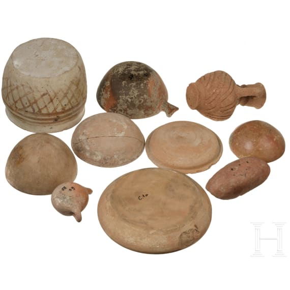 Zehn Keramikgefäße, unter anderem römisch