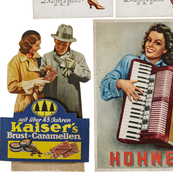 Willi Engelhardt - sechs Reklameaufsteller, dabei zwei Gouache-Entw&uuml;rfe, einer von Hohner M&uuml;nchen, ein Muster f&uuml;r "Kaiser's Brust-Caramellen" und zwei Herzog-Aufsteller "Der B&uuml;stenhalter"