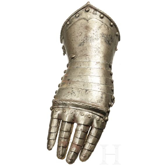 A Nuremberg right-hand armoured gauntlet, ca. 1600