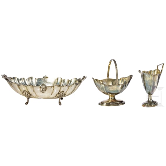 F&uuml;nf Schalen und zwei K&auml;nnchen, &uuml;berwiegend in Silberausf&uuml;hrung, 19./20. Jhdt.