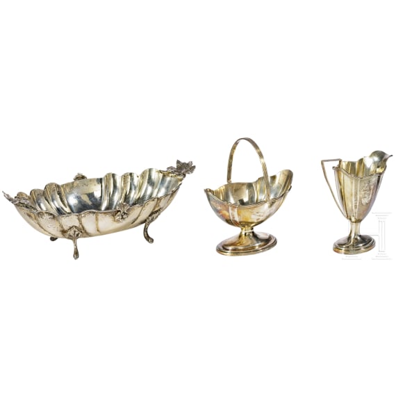 F&uuml;nf Schalen und zwei K&auml;nnchen, &uuml;berwiegend in Silberausf&uuml;hrung, 19./20. Jhdt.