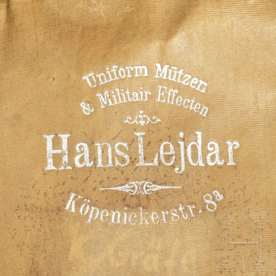 Zwei Schirmm&uuml;tzen, um 1900