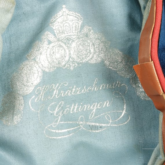 Zwei Schirmm&uuml;tzen, um 1900