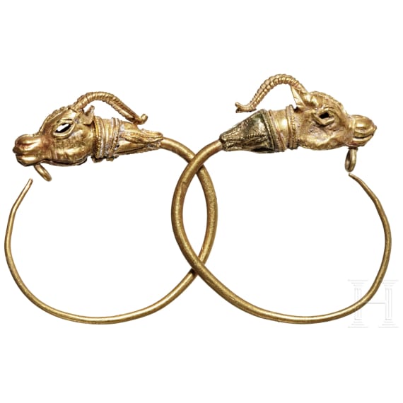 Goldenes Ohrringpaar mit Tierkopfprotomen, hellenistisch, 3. - 2. Jhdt. v. Chr.