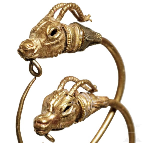 Goldenes Ohrringpaar mit Tierkopfprotomen, hellenistisch, 3. - 2. Jhdt. v. Chr.