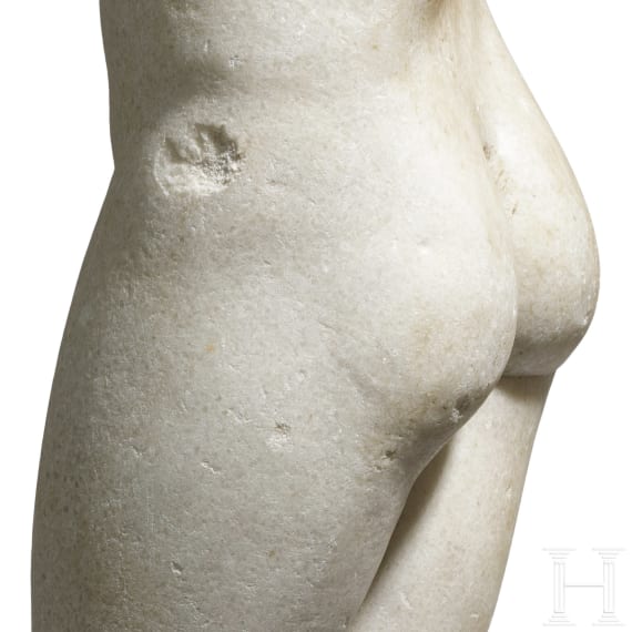 Weiblicher Marmortorso in Anlehnung an die Aphrodite von Knidos, römisch, 1. - 2. Jhdt.