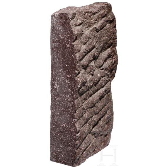 Porphyr-Fragment eines Sockels oder Gebäudes, römisch, 1. - 3. Jhdt.