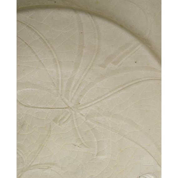 Elegante weiße Ding-Schale mit graviertem Dekor, nördliche Song-Dynastie (960 - 1127)