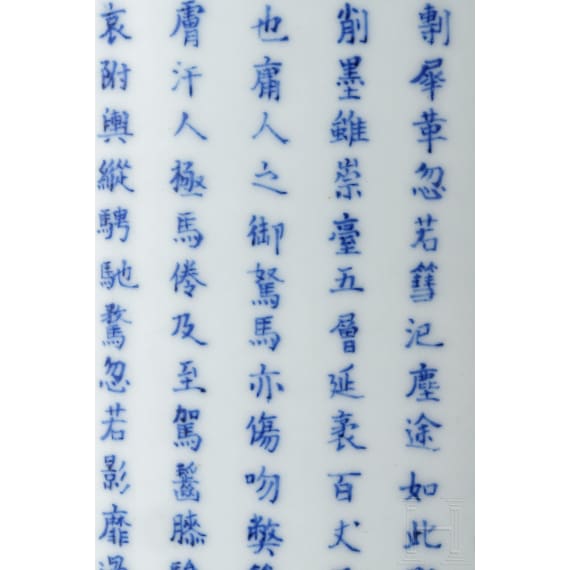 Blau-weiß glasierter Pinseltopf mit Sechs-Zeichen-Marke der Kangxi-Periode, wohl aus der Zeit (1661 - 1722)