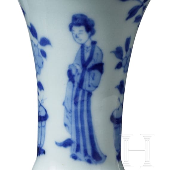 Zwei kleine Gu-Vasen, blau-weiß glasiert mit der Marke "Cheng Hua Nian Zhi", wohl Kangxi-Periode (1661 - 1772) der Qing-Dynastie
