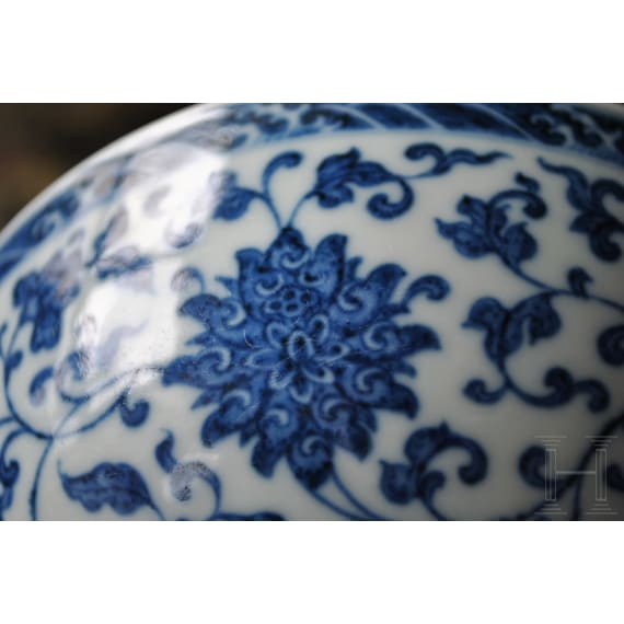 Blau-weiße Schale im Ming-Stil mit Yongzheng-Marke, wohl aus dieser Zeit (1723 - 1735)