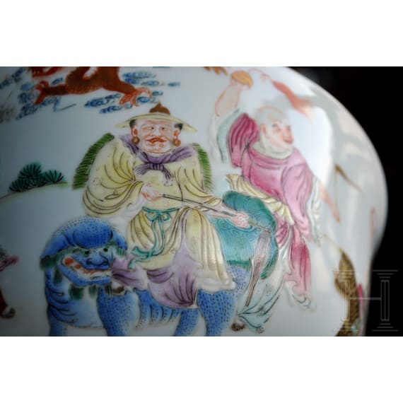 Famille-rose-dekorierte "18 Luohan"-Schale mit Daoguang-Marke